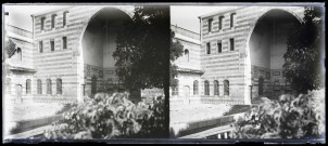 Façade ornementée et jardin d'une habitation.