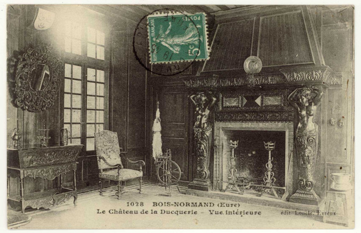 Bois-Normand-près-Lyre. Le Château de la Ducquerie- Vue intérieure.
