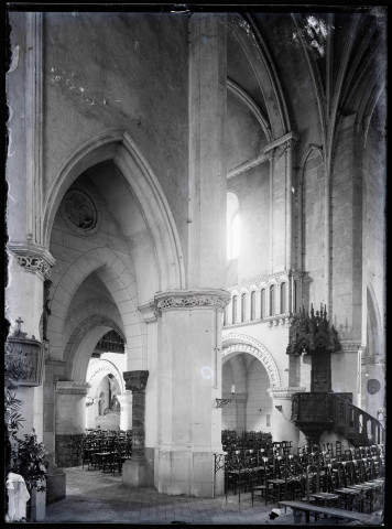 Intérieur d'église.