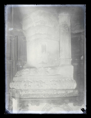 Bénitier de l'église Saint-André d'Autheuil-Authouillet (Eure).