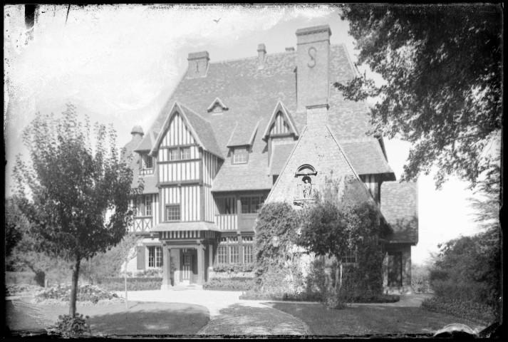Vue d'ensemble du manoir « le Val fleuri » appartenant à M. Gallier.