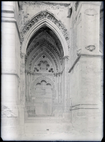 Portail gauche de la façade ouest de la cathédrale Notre-Dame de Sées (Orne).