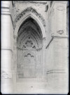 Portail gauche de la façade ouest de la cathédrale Notre-Dame de Sées (Orne).