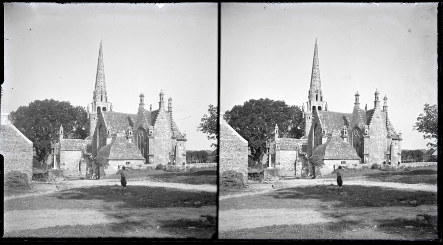 Église bretonne et son calvaire.