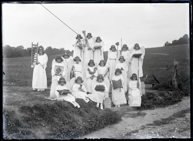 Enfants costumés pour la procession de l'inauguration du calvaire de Rosay-sur-Lieure (Eure).