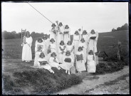 Enfants costumés pour la procession de l'inauguration du calvaire de Rosay-sur-Lieure (Eure).