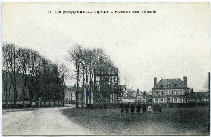 Ferrière-sur-Risle (La). Avenue des Tilleuls.
