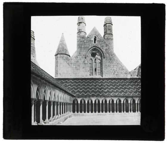 Abbaye du Mont-Saint-Michel (Manche), la cour du cloître.
