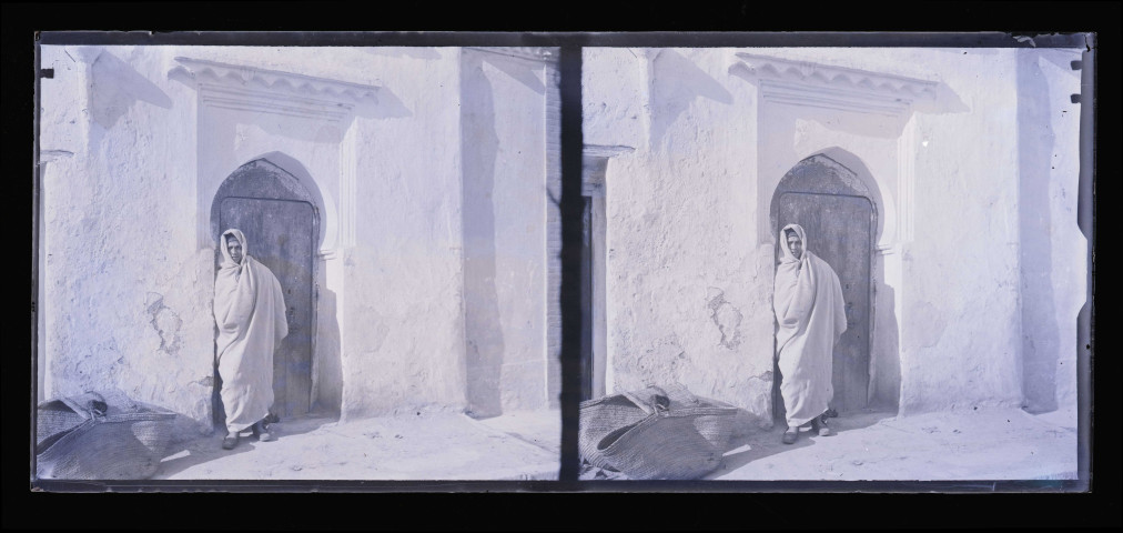 Bédouin devant une porte d'habitation.