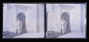 Bédouin devant une porte d'habitation.