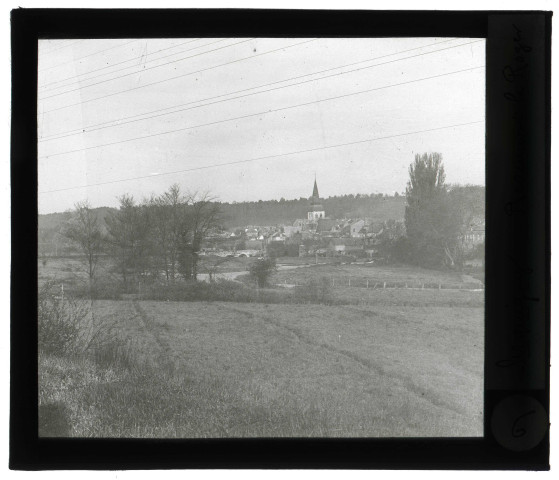 Église et village de Serquigny (Eure), vue générale.