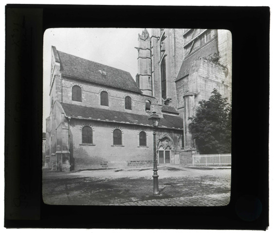 Église Notre-Dame de la Basse-Œuvre à Beauvais (Oise), côté nord.