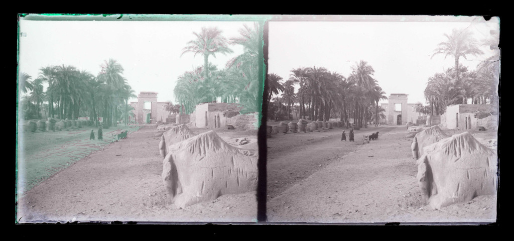Allée des béliers et porte du temple de Karnak (Égypte).