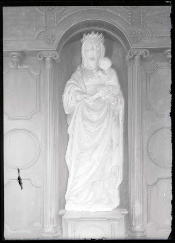 Statue de Vierge à l'enfant.
