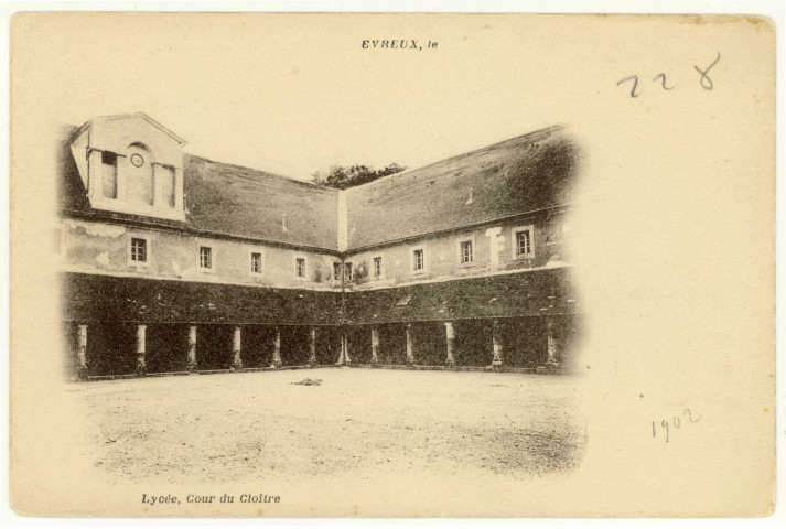 Evreux-Ville. Lycée-Cour du Cloître.