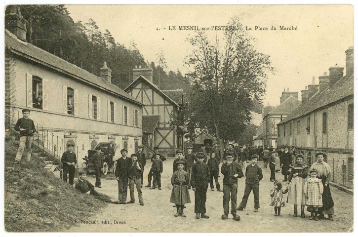 Mesnil-sur-l'Estrée (Le). La Place du Marché.