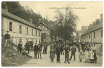 Mesnil-sur-l'Estrée (Le). La Place du Marché.