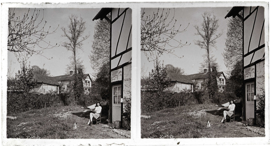 Jeune femme posant devant une habitation.
