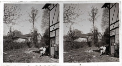 Jeune femme posant devant une habitation.