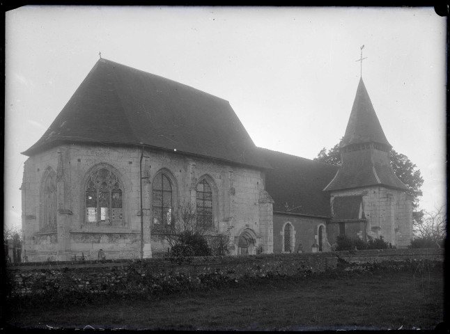 Vue d'ensemble de l'église d'Infreville (Eure).