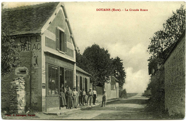 Douains. La Grande Route.
