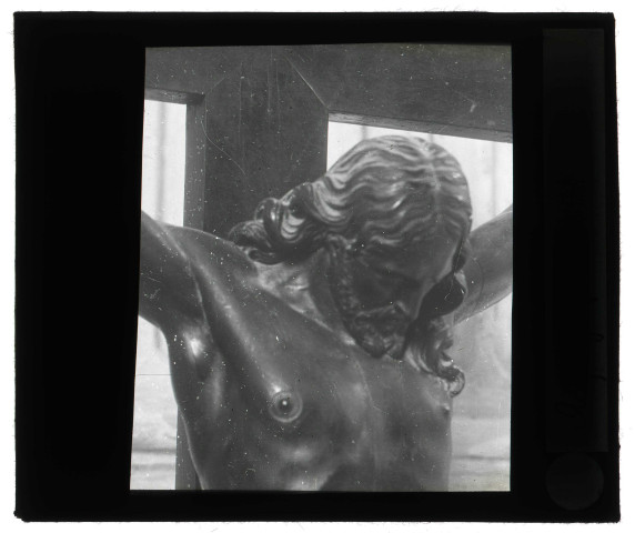Église d'Acquigny (Eure), crucifix, détail du buste du Christ.