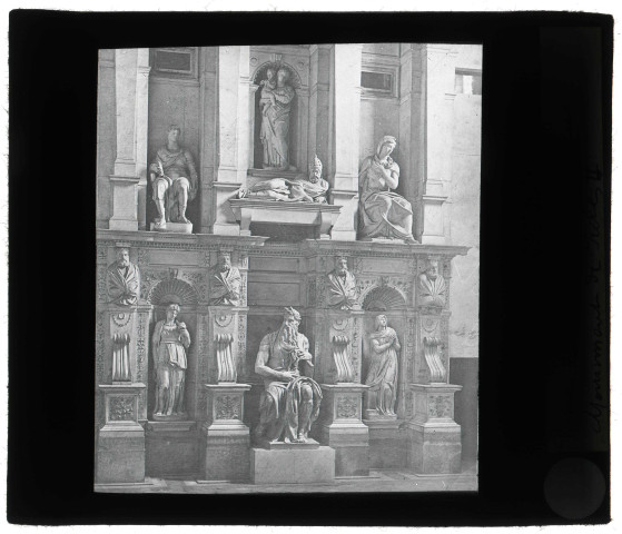 Église Saint-Pierre-aux-Liens à Rome (Italie), monument de Jules II par Michel-Ange.