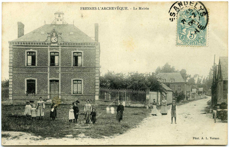 Fresne-l'Archevêque. La Mairie.