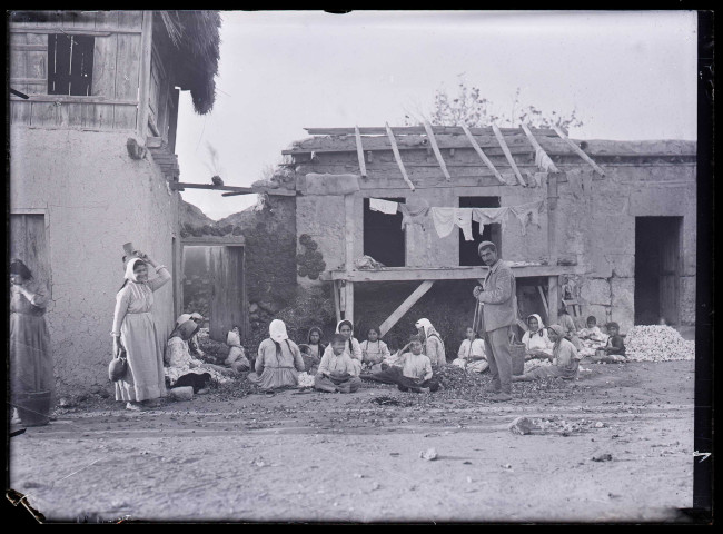 Égreneurs de coton assis dans une ruelle de Tarse (Turquie).