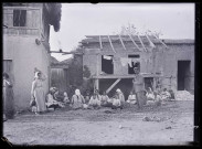 Égreneurs de coton assis dans une ruelle de Tarse (Turquie).