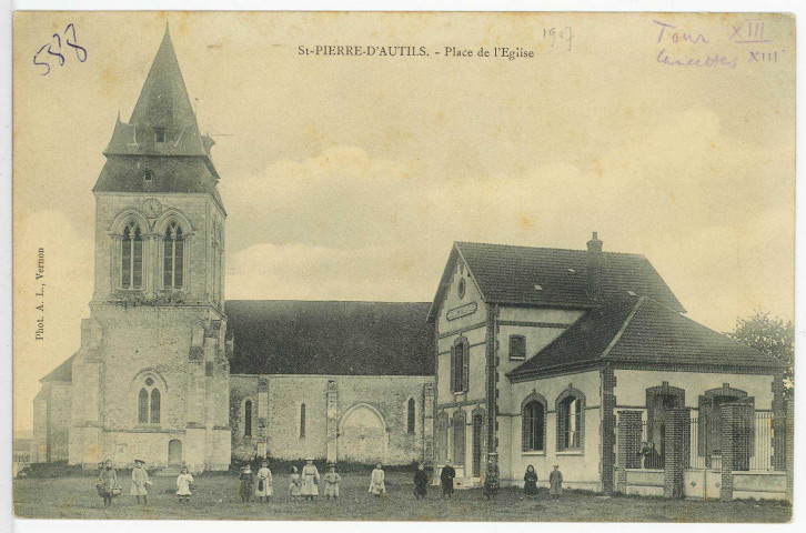 Saint-Pierre-d'Autils. Place de l'Eglise.