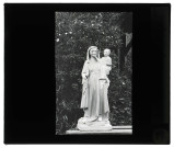 Église de Saint-Jean-du-Thenney (Eure), Vierge à l'enfant posée dans un jardin.