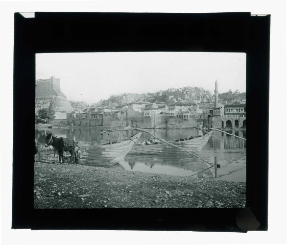 Vue générale de la ville de Biredjik (Turquie) depuis les rives de l'Euphrate.