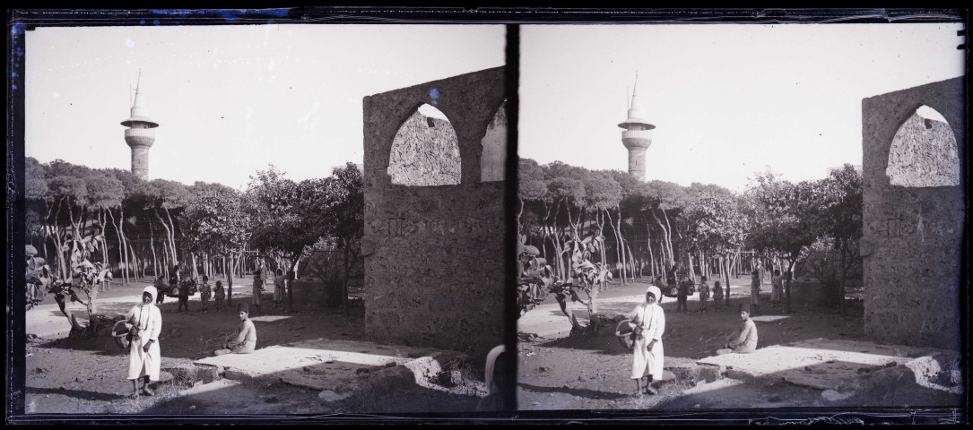 Jardin et puits au pied d'un minaret.