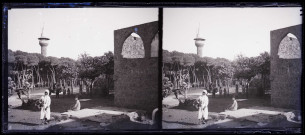 Jardin et puits au pied d'un minaret.