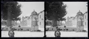Enfants sur une place de village, à l'arrière plan un minaret.