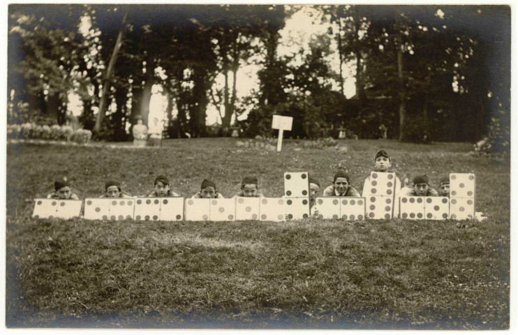 Evreux-Ville. Enfants déguisés en dominos.