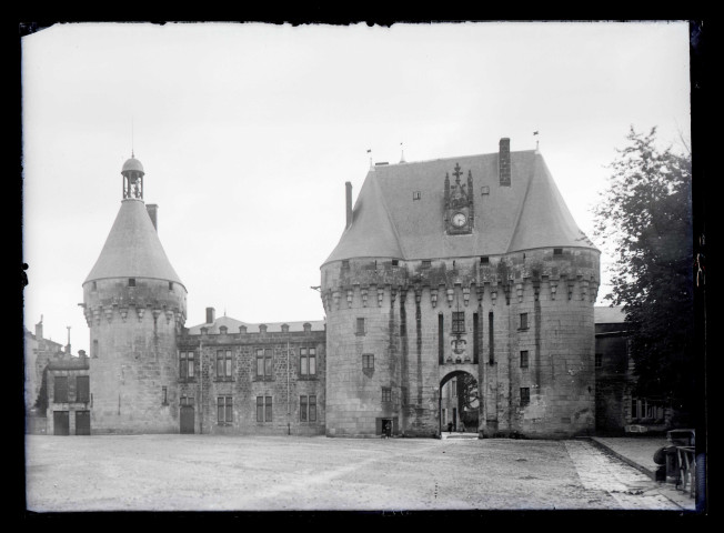 Pavillon d'entrée de château.