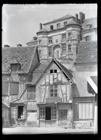 Commerces situés au rez-de-chaussée d'habitation à colombages dans le village de Gaillon (Eure).
