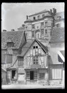 Commerces situés au rez-de-chaussée d'habitation à colombages dans le village de Gaillon (Eure).
