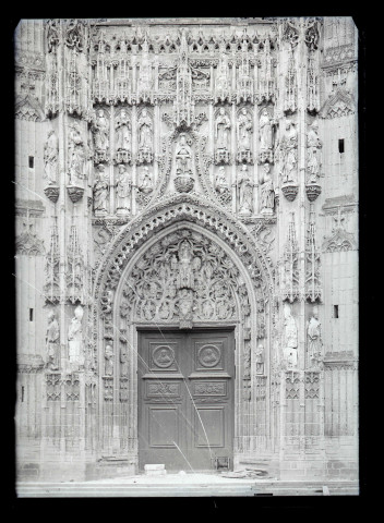 Portail central et tympan de l'église de Saint-Riquier (Somme).