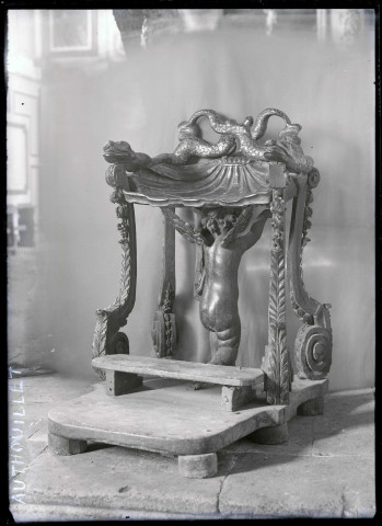 Fauteuil d'officiant de l'église d'Authouillet (Eure).