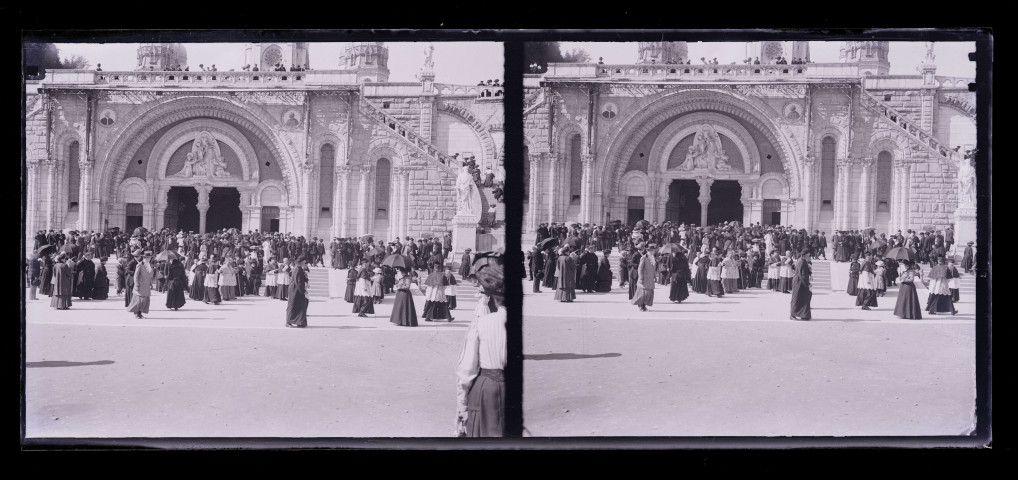 Pèlerins sur l'esplanade de la basilique de Lourdes (Hautes-Pyrénées).