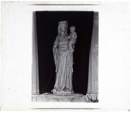 Statue de Vierge à l'enfant en pierre polychrome de l'église Saint-Clair de Sancourt (Eure, France).