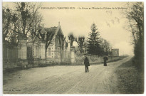 Pressagny-l'Orgueilleux. La route et l'Entrée du Château de la Madeleine.