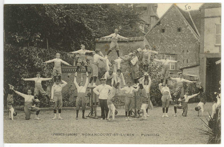 Nonancourt. Francs-Lurons Nonancourt et Saint-Lubin - Pyramide.