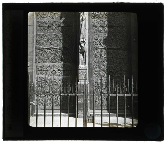 Cathédrale Notre-Dame de Paris, porte Sainte-Anne, peintures anciennes.