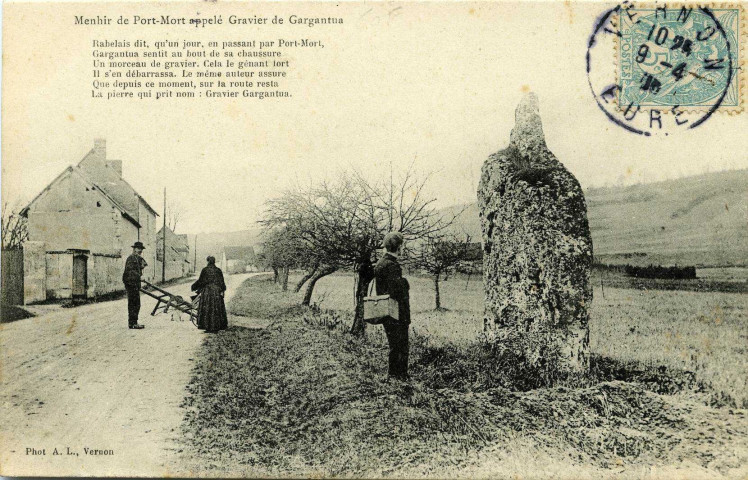 Port-Mort. Menhir de Port-Mort appelé Gravier de Gargantua.