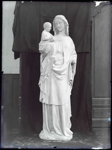 Statue de la Vierge à l'enfant dite Notre-Dame d'Écouis de l'église collégiale Notre-Dame d'Écouis (Eure) entourée des ouvriers ayant participé à sa restauration.