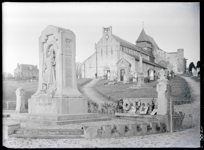 Monument aux morts de la guerre 14-18 devant l'église Saint-Valentin de Jumièges (Seine-Maritime).